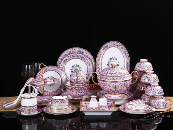 85头粉红珐琅彩餐具￥16,800.00